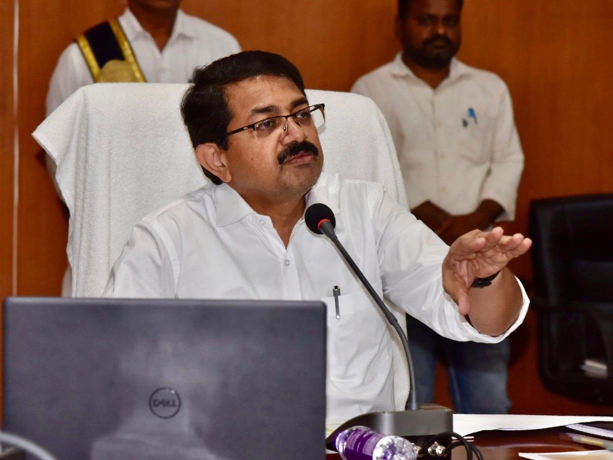 అర్జీలను గడువులోగా పరిష్కరించాలి: కలెక్టర్