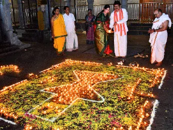 రామలింగేశ్వర స్వామి ఆలయంలో వైభ‌వంగా దీపారాధ‌న‌