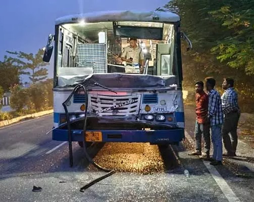 ట్రాక్టర్‌ను ఢీకొట్టిన ఆర్టీసీ బస్సు