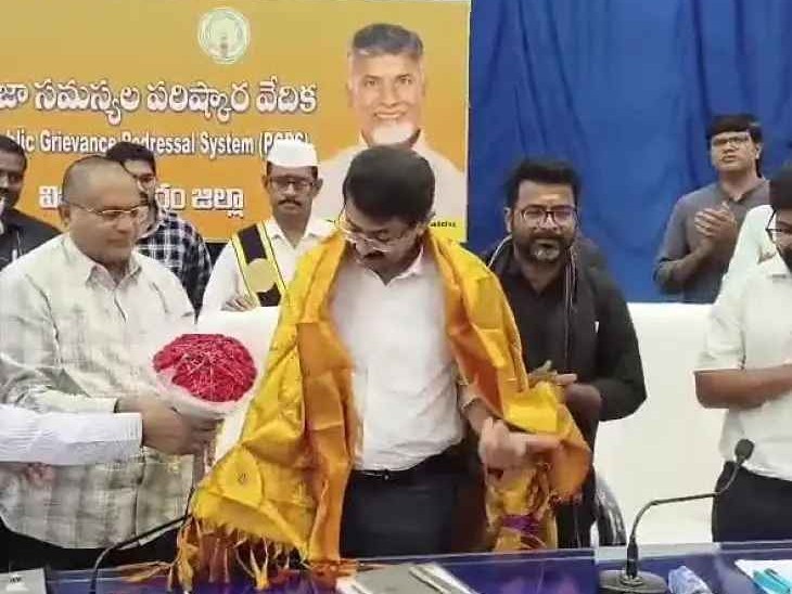 కలెక్టర్, జాయింట్ కలెక్టర్‌ లను సన్మానించిన అధికారులు