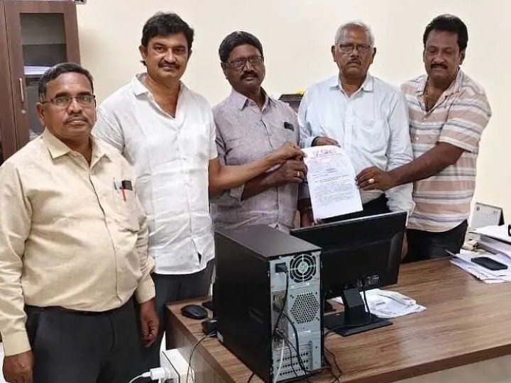 కోతులు, కుక్కల బెడద నుంచి రక్షించాలని వినతి