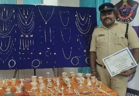 కానిస్టేబుల్‌ను అభినందించిన ఎస్సైలు