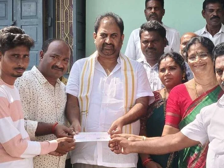 ఇన్సూరెన్స్ చెక్కును అందజేసిన ఎమ్మెల్యే