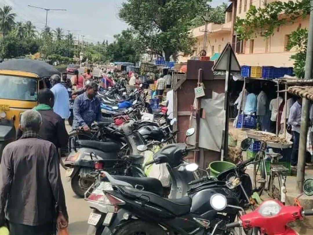 రైతు బజార్ నిర్వహణపై తీవ్ర విమర్శలు