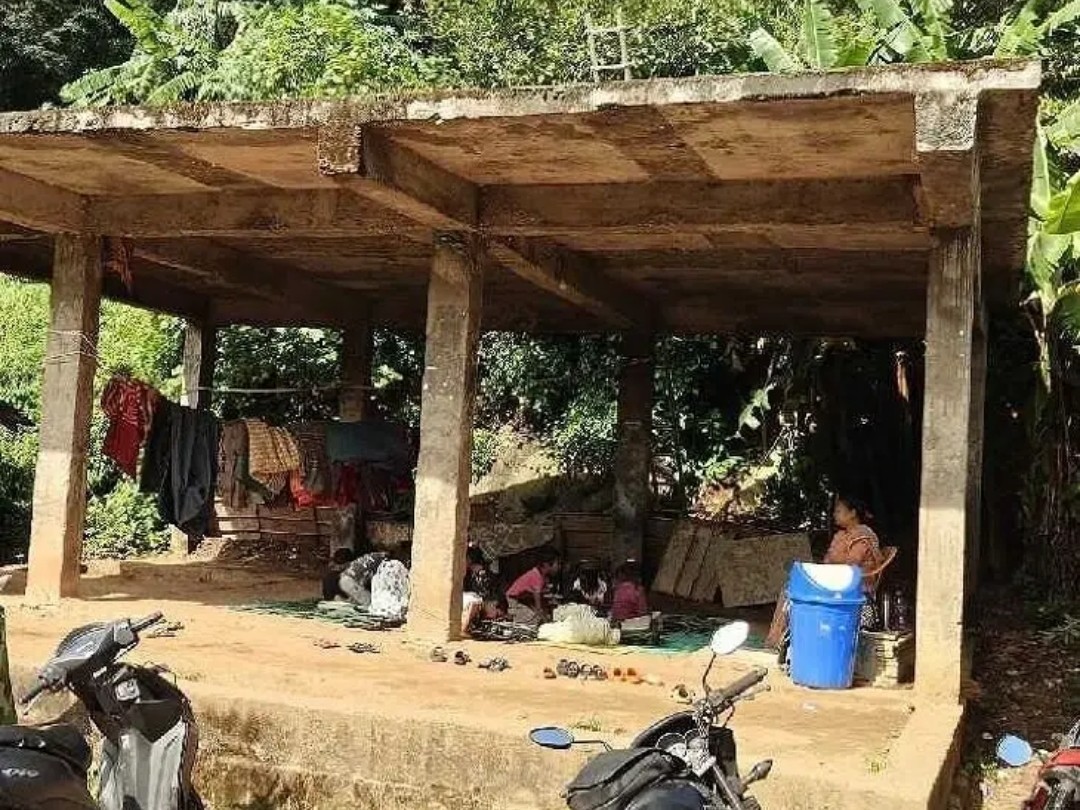 పాఠశాల భవనం శిధిలం.. గిరిజనుల ఆందోళన