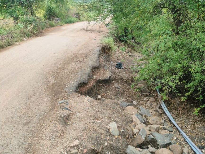 ‘కోతకు గురైన రోడ్డుకు మరమ్మతులు చేయండి’