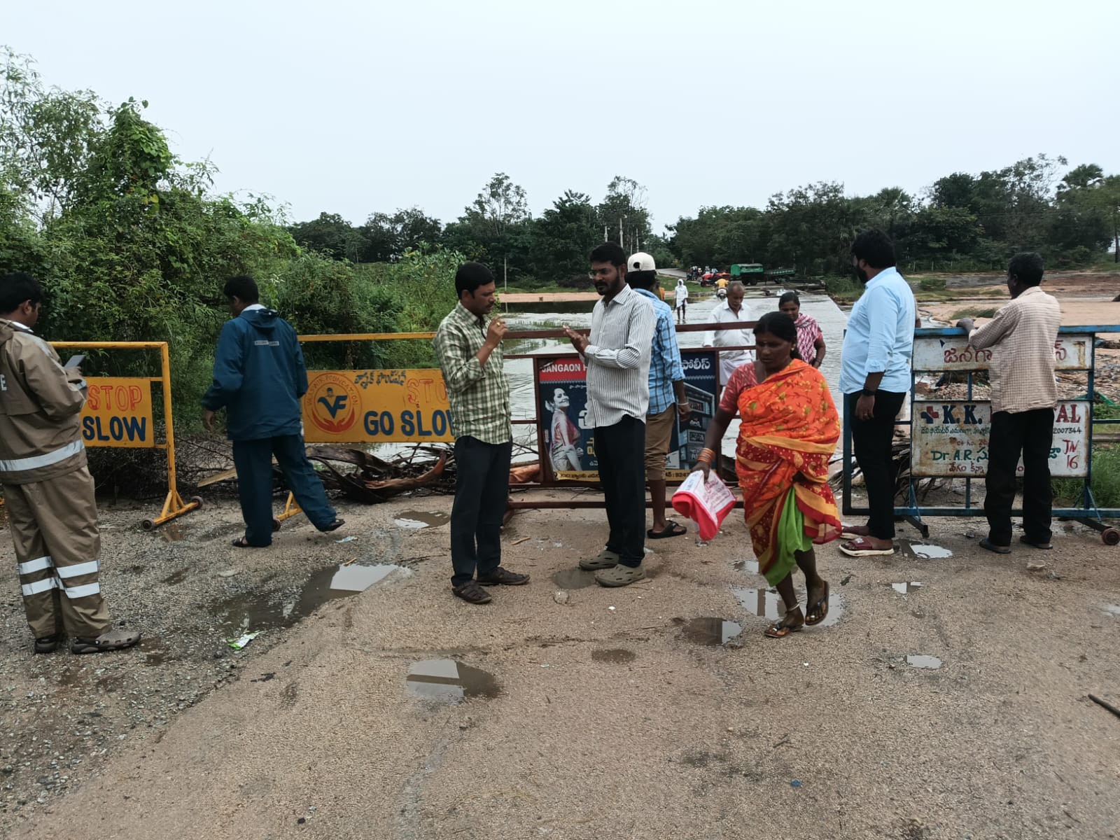 చీటకోడూరు రోడ్డు వద్ద బారికేడ్ల ఏర్పాటు