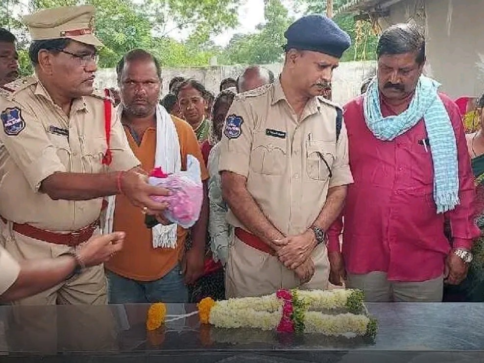 కానిస్టేబుల్‌ మృతదేహానికి నివాళి