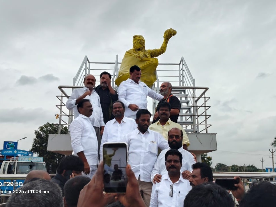 కనకదాసు విగ్రహ ఆవిష్కరణ ఏర్పాట్లు పనుల పరిశీలన