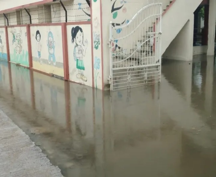 పాఠశాలలో మురికి నీరు.. విద్యార్థులకు ఇబ్బందులు