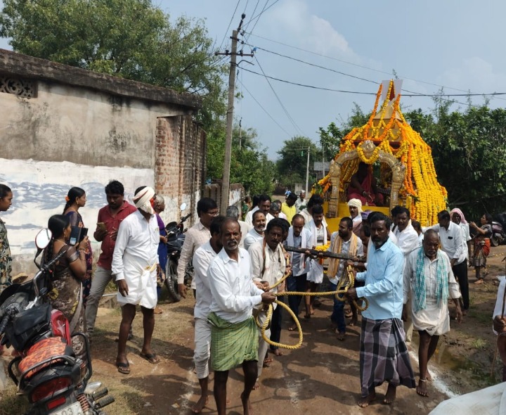 కొండపైకి ఎక్కుతున్న వెంకటేశ్వర స్వామి
