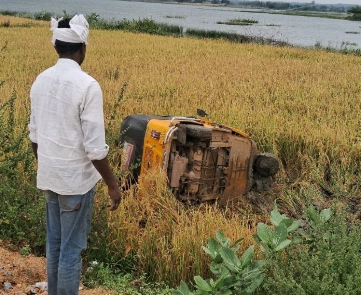 పంట పొలాల్లో ఆటో బోల్తా.. తప్పిన ప్రమాదం