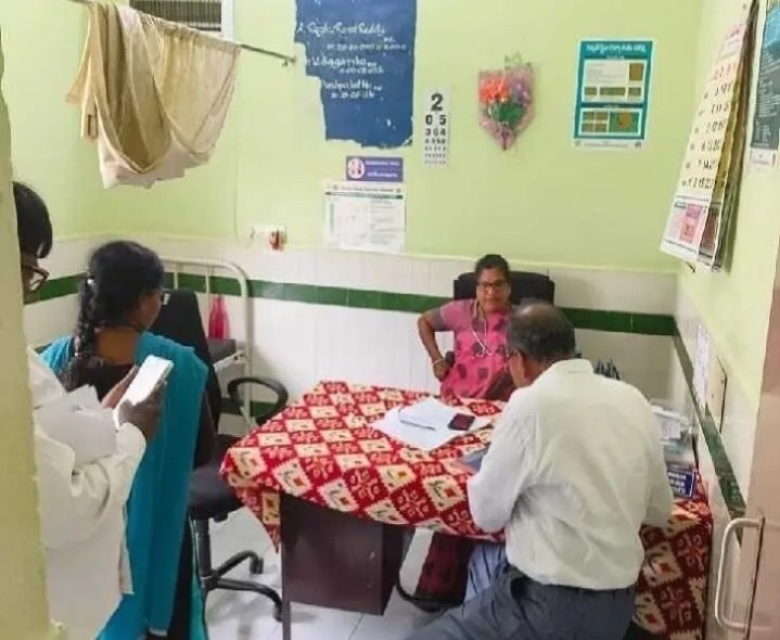 ప్రాథమిక ఆరోగ్య కేంద్రాన్ని తనిఖీ చేసిన స్పెషల్ ఆఫీసర్