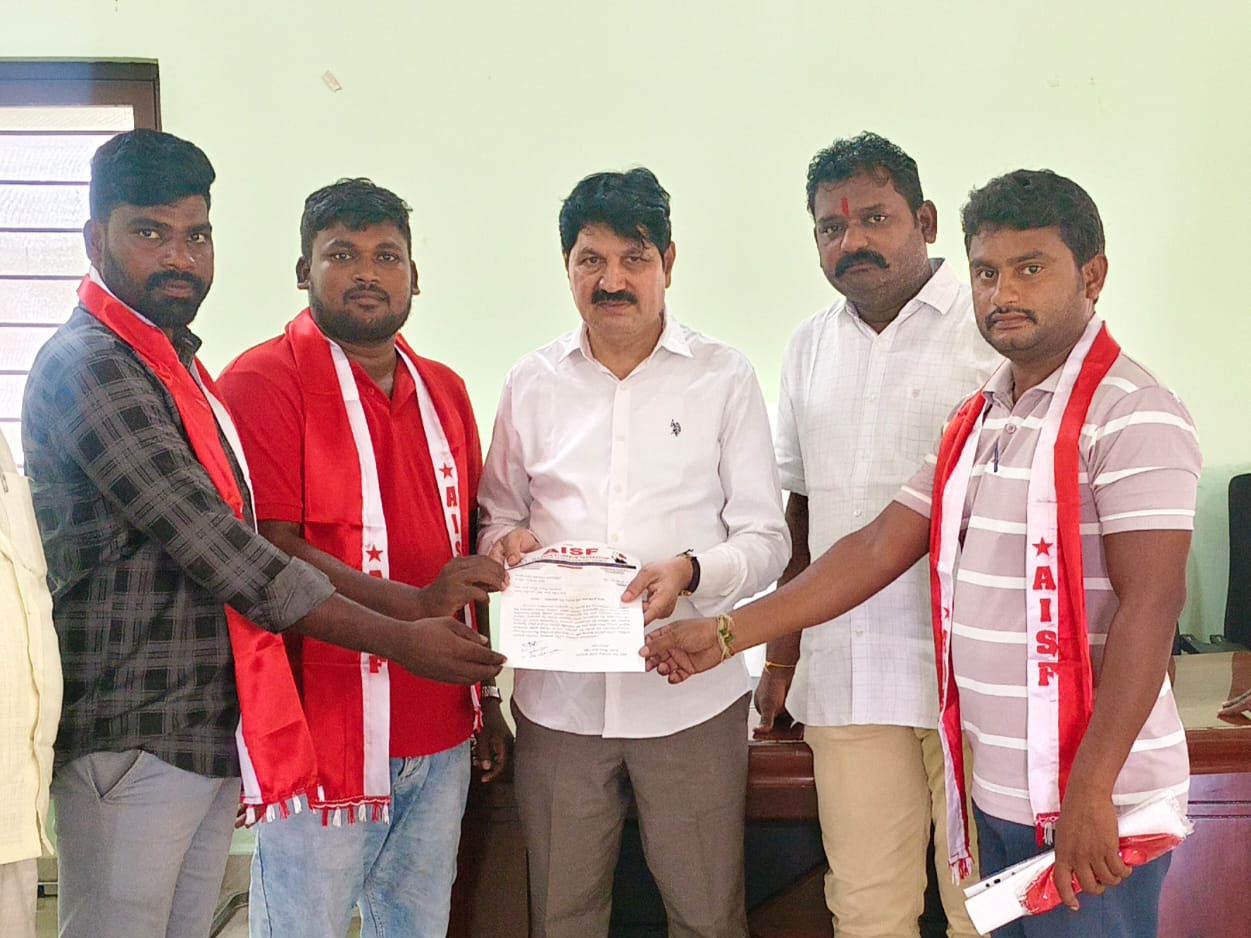 ఎమ్మెల్యేకు వినతి పత్రం అందజేత