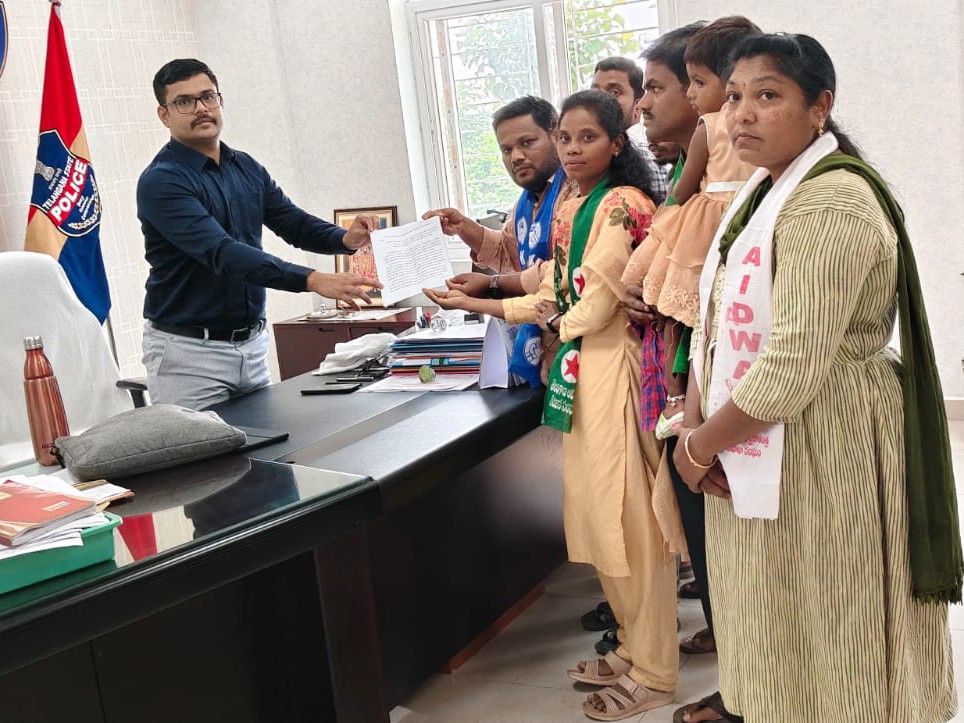 శ్రావణి కుటుంబానికి న్యాయం చేయాలని SPకి వినతి