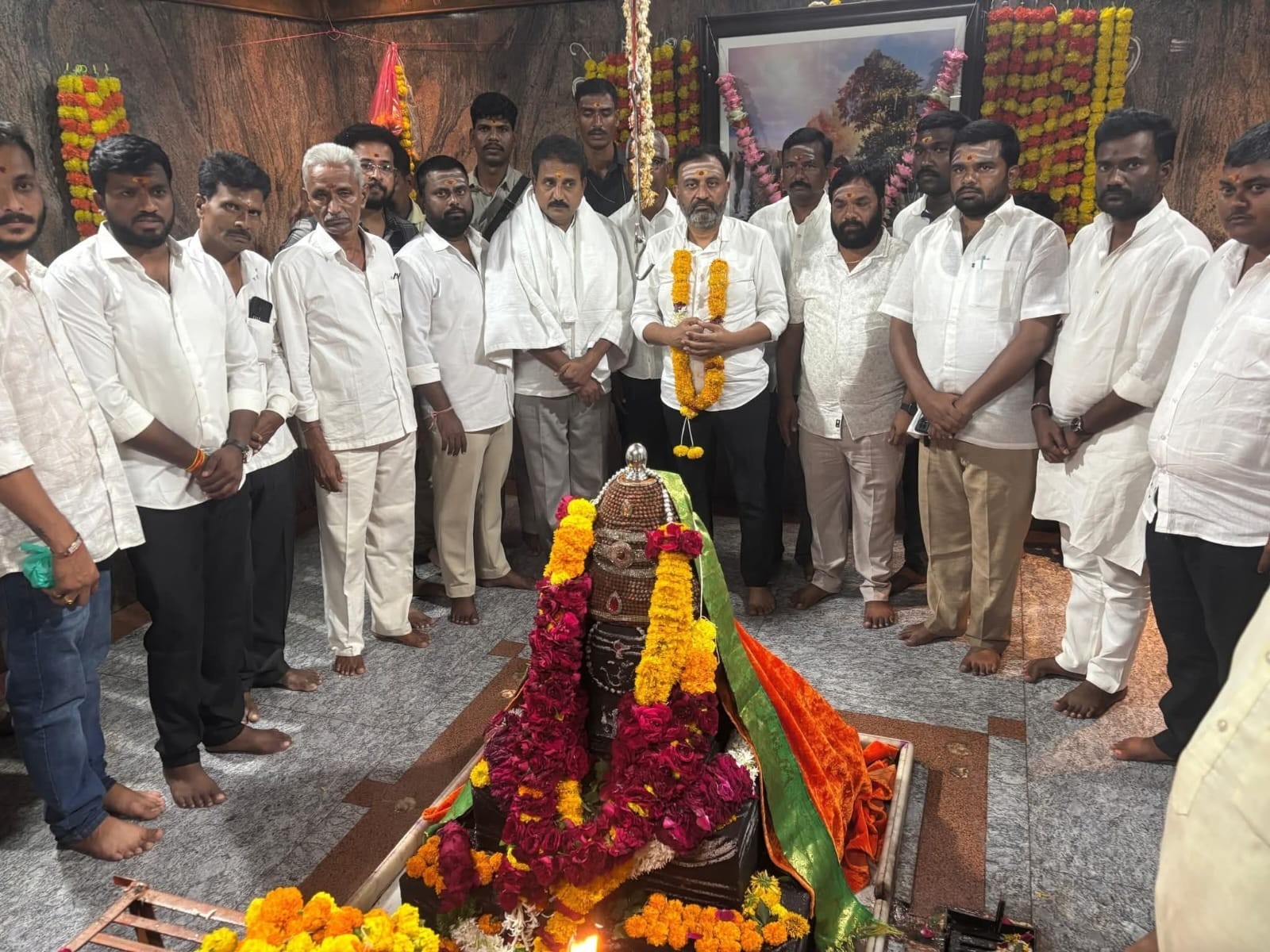 మన్మథ్ స్వామిని దర్శించుకున్న చేసుకున్న ఎమ్మెల్యే