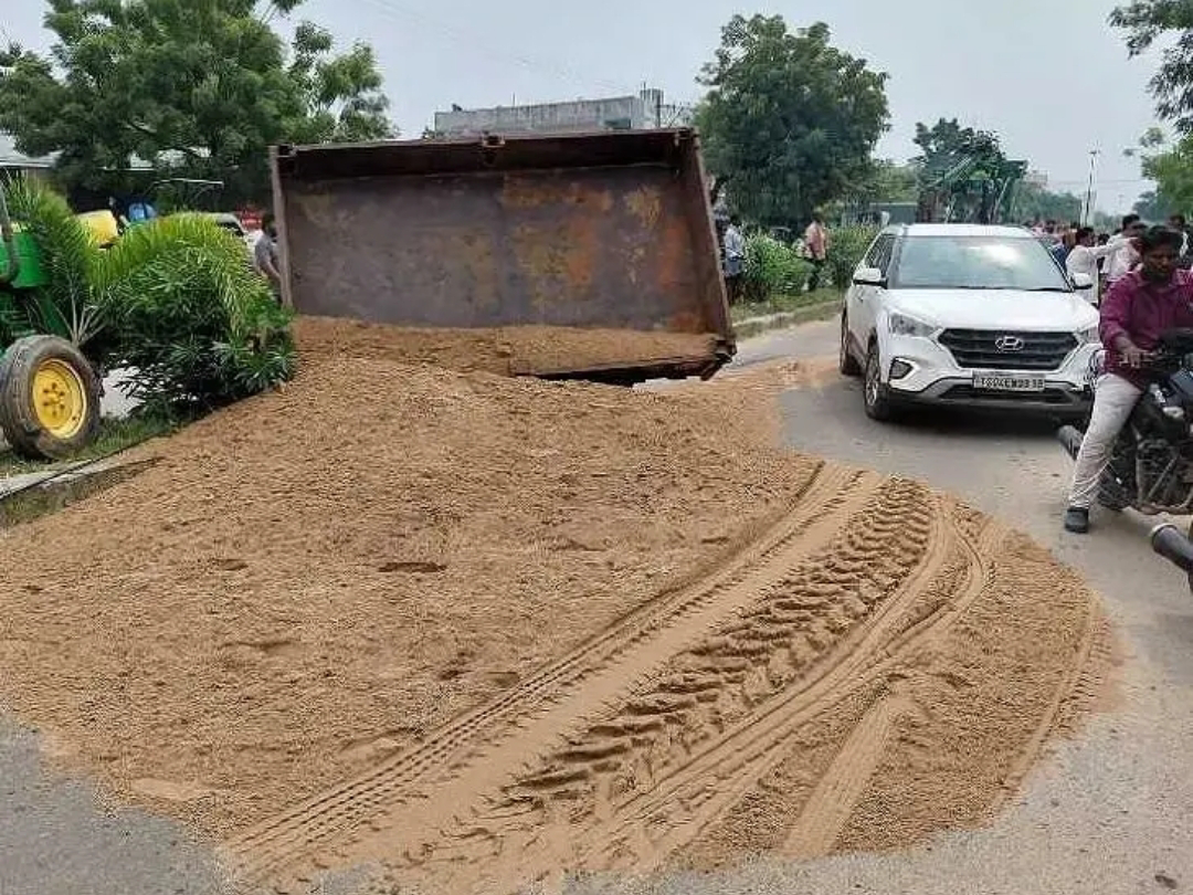 కూసుమంచిలో ఇసుక ట్రాక్టర్ బోల్తా