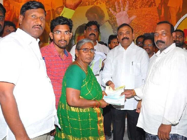 సీఎం రిలీఫ్ ఫండ్ చెక్కులను అందజేసిన ఎమ్మెల్యే