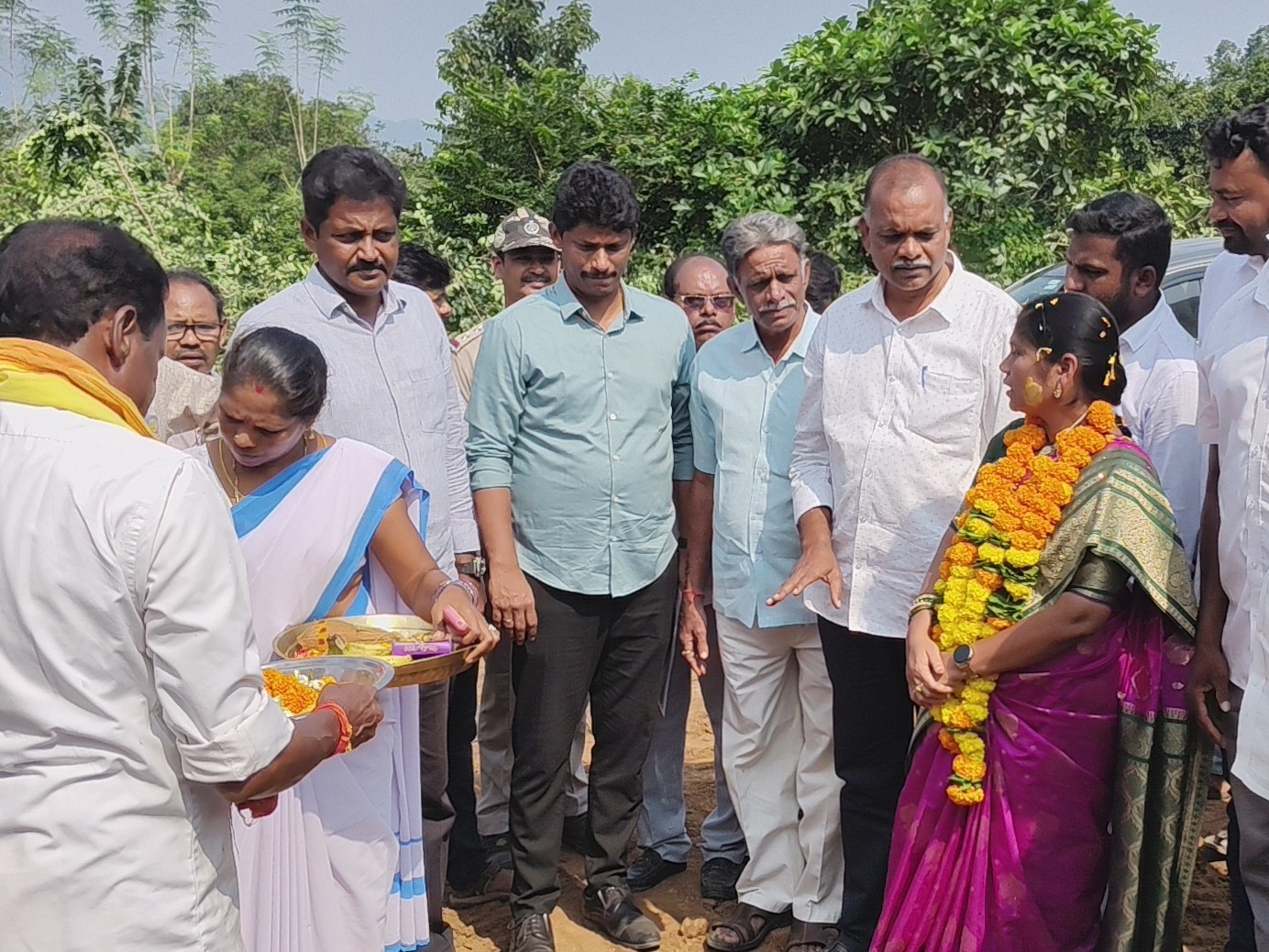 రహదారుల నిర్మాణానికి భూమిపూజ చేసిన ఎమ్మెల్యే