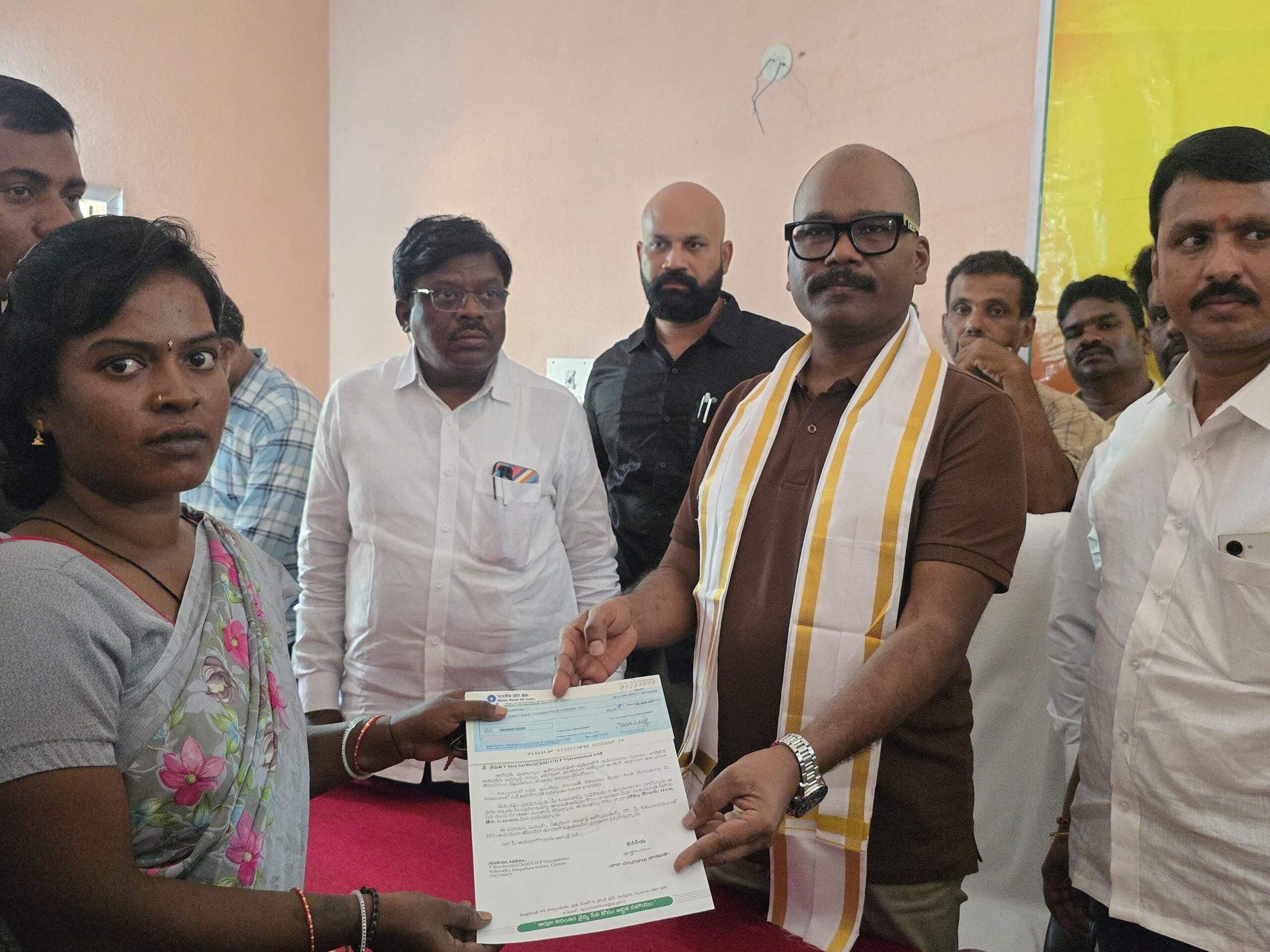 G.నెల్లూరులో CMRF చెక్కులు అందించిన MLA