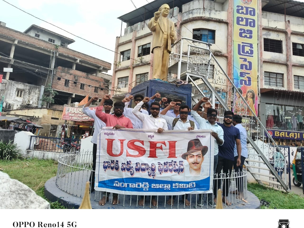 అంబేద్కర్ విగ్రహం ముందు నిరసన