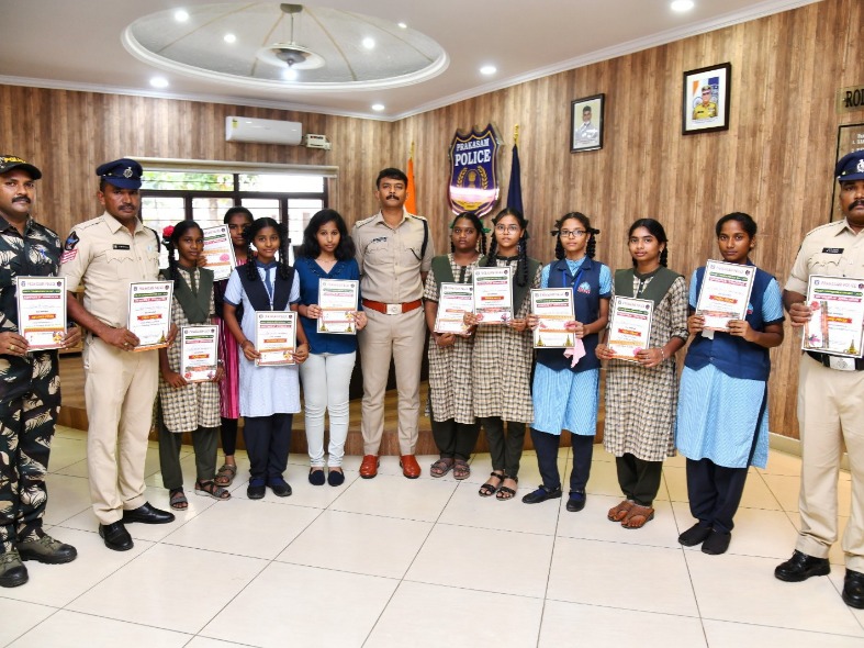 వ్యాసరచన పోటీల్లో విజేతలకు ప్రశంస పత్రాలు