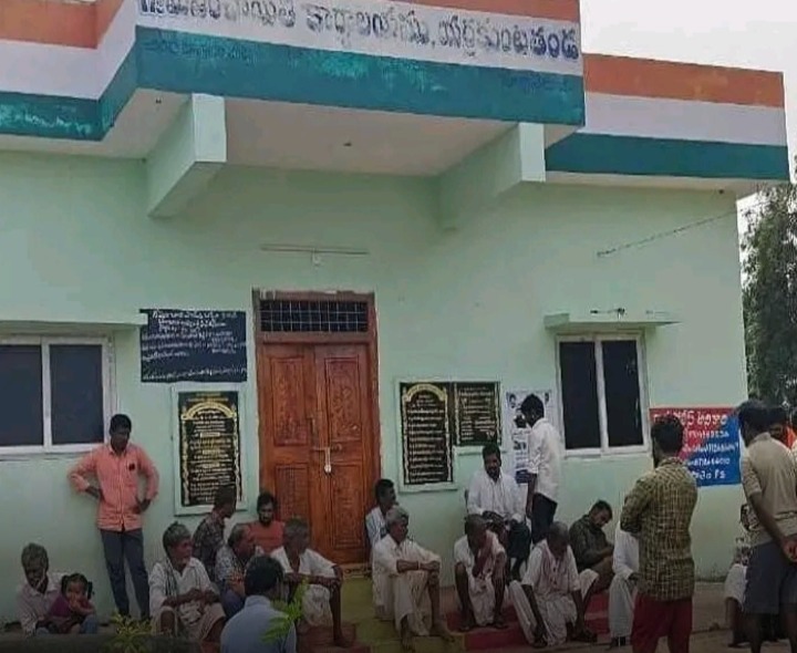 వీధి దీపాల కోసం గ్రామపంచాయతీ ఎదుట ధర్నా