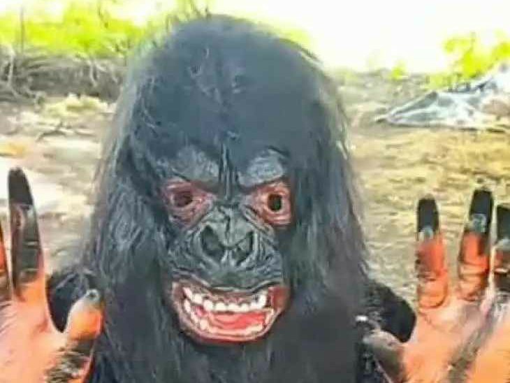 యువకుల వినూత్న ఆలోచన.. కోతులు పరార్