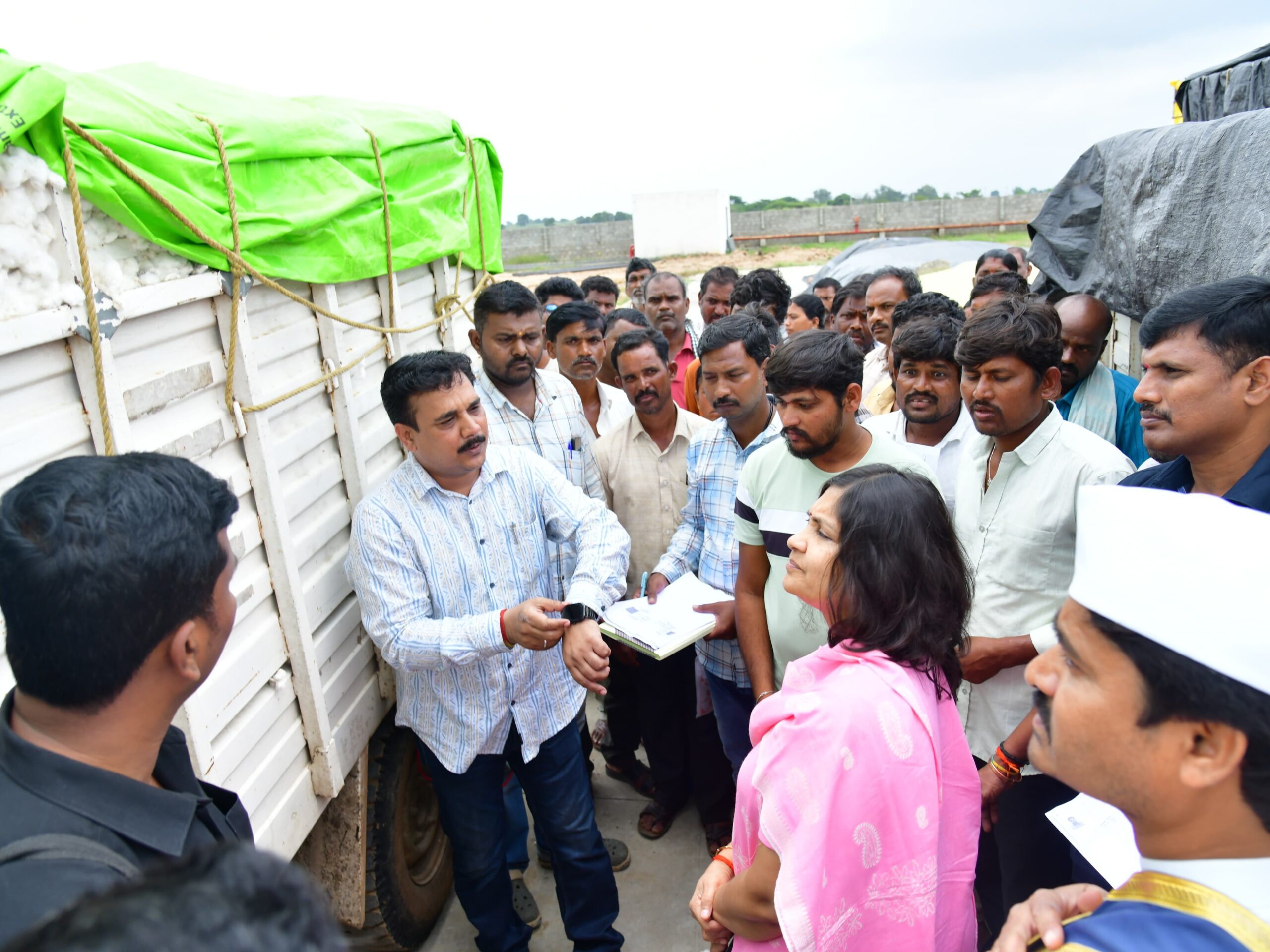 తేమలేని పత్తిని కొనుగోలు కేంద్రానికి తీసుకురావాలి: కలెక్టర్