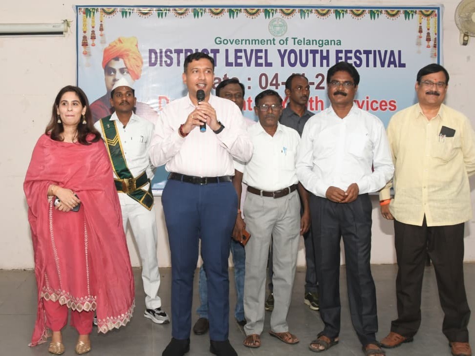 యువత అన్ని రంగాల్లో ముందుండాలి: కలెక్టర్