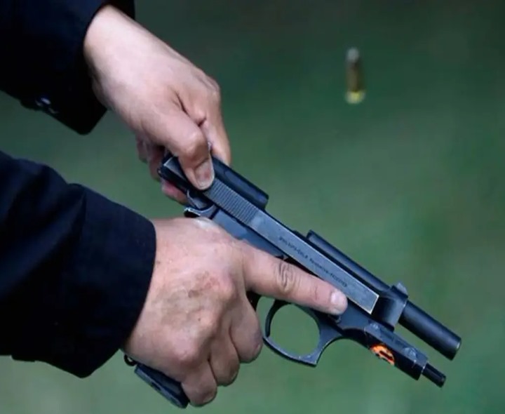 హైదరాబాద్‌లో కాల్పుల కలకలం