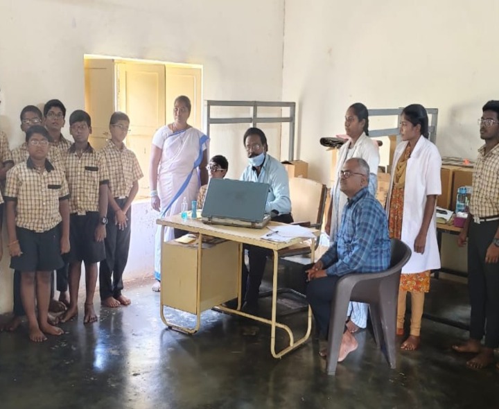 పాఠశాలలో విద్యార్థులకు ఉచిత కంటి పరీక్షలు