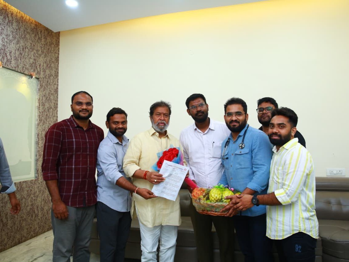 మంత్రిని కలిసిన జూనియర్ డాక్టర్ల ప్రతినిధులు