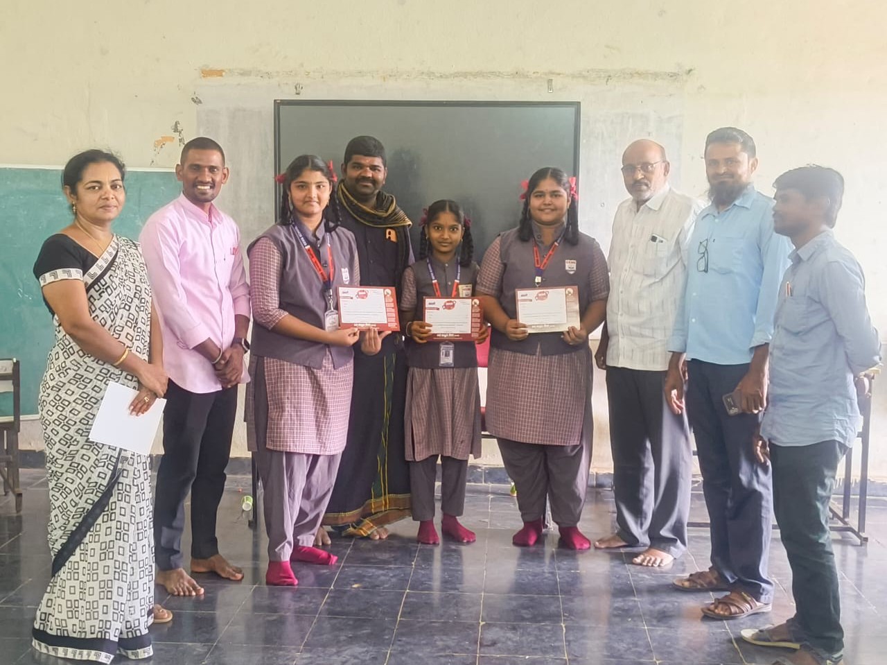 జిల్లా స్థాయి చెకుముకి పోటీలకు ఎంపికైన విద్యార్థినిలు