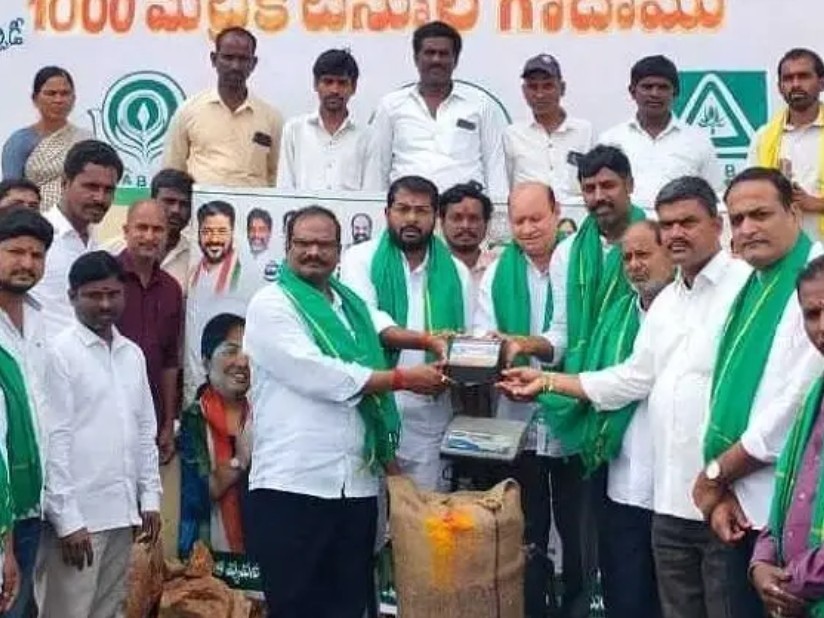 వరి కొనుగోలు కేంద్రాలు ప్రారంభించిన కాంగ్రెస్ నేతలు