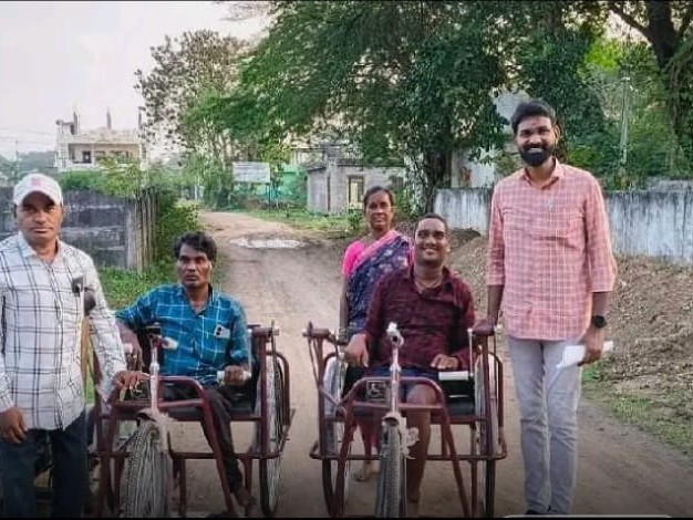 దివ్యాంగులకు ట్రై సైకిళ్ల అందజేత