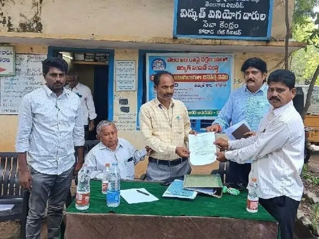 ప్రమాదకరంగా 11కెవి విద్యుత్ లైన్