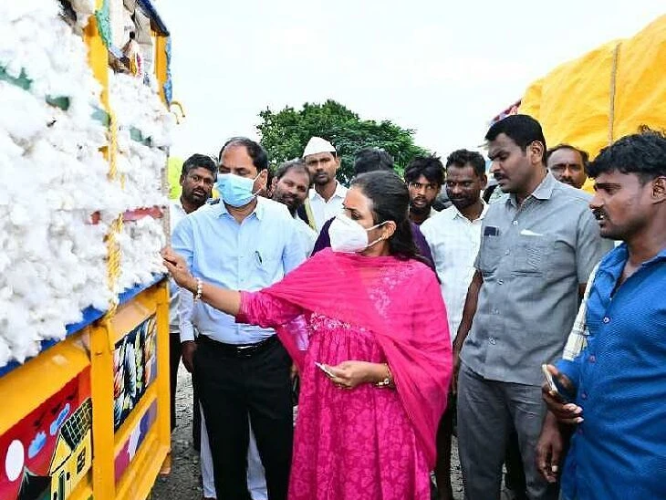 సీసీఐ పత్తి కొనుగోళ్ల కేంద్రాన్ని పరిశీలించిన కలెక్టర్