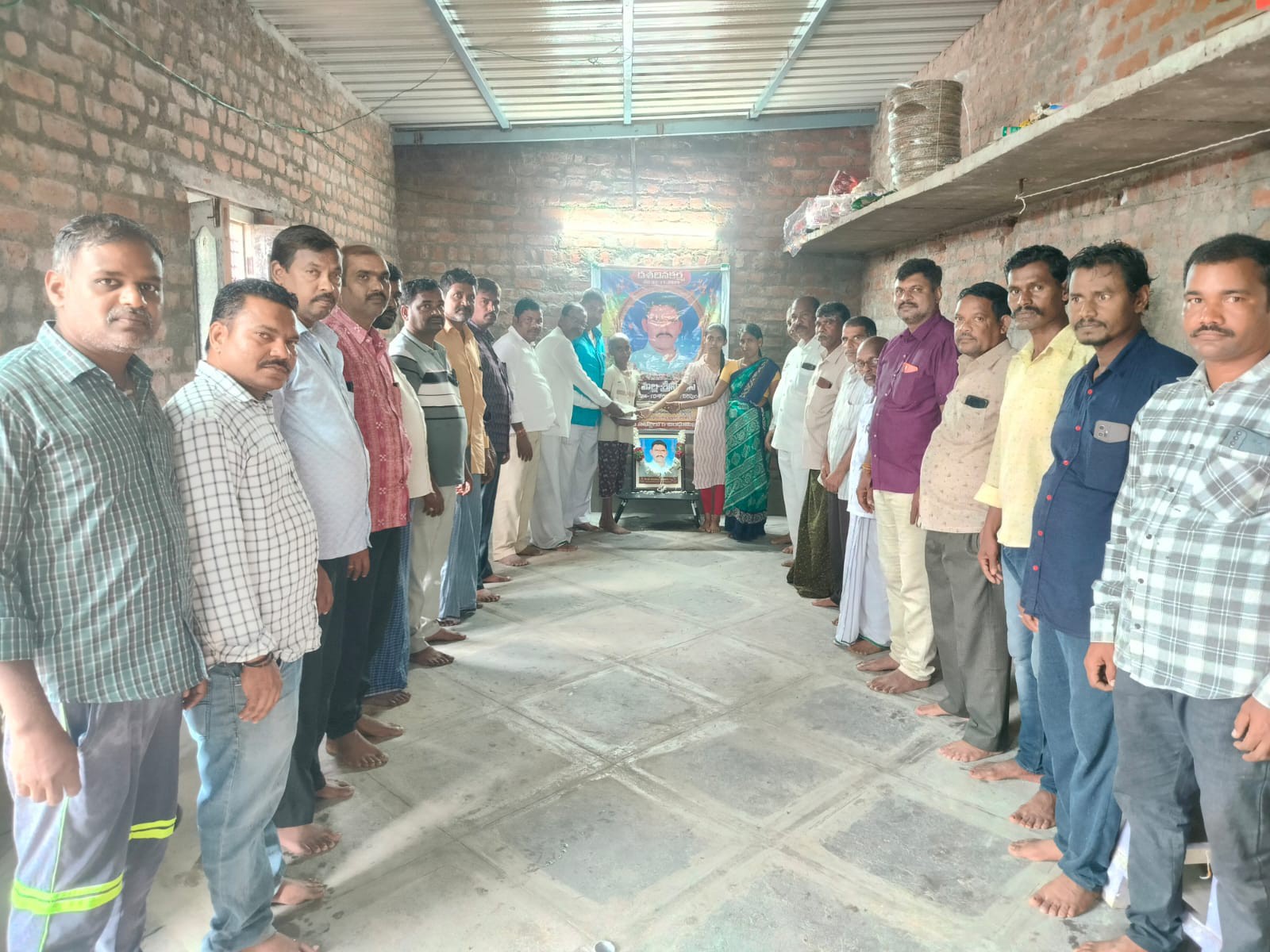 మృతుడి కుటుంబానికి అండగా నిలిచిన గ్రామస్తులు