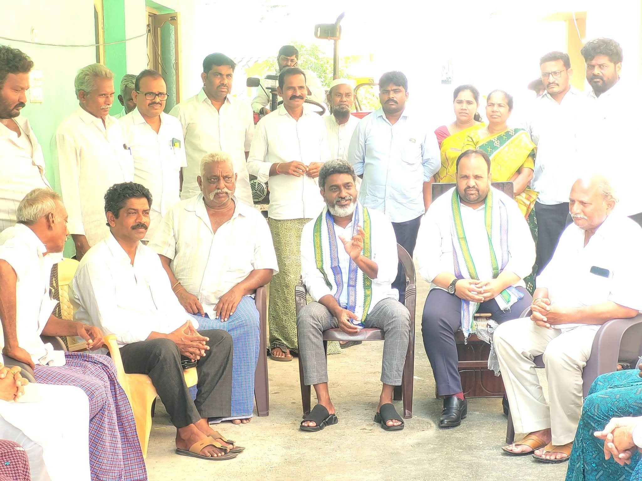 ‘మెడికల్ కాలేజీల ప్రైవేటీకరణకు వ్యతిరేకంగా రచ్చబండ’