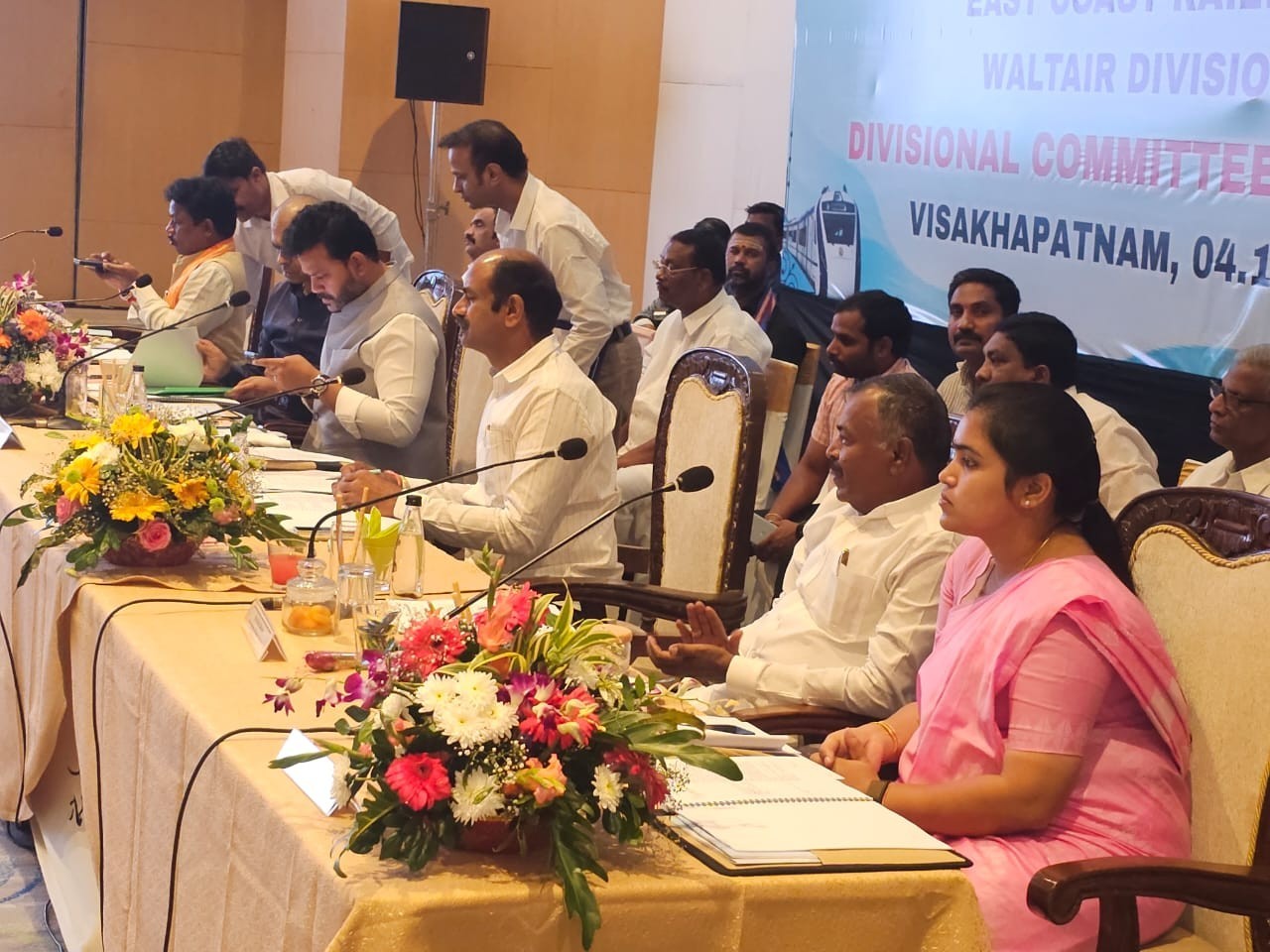 రైల్వే స్టేషన్‌లలో సమస్యలపై ఎంపీ ప్రస్తావన