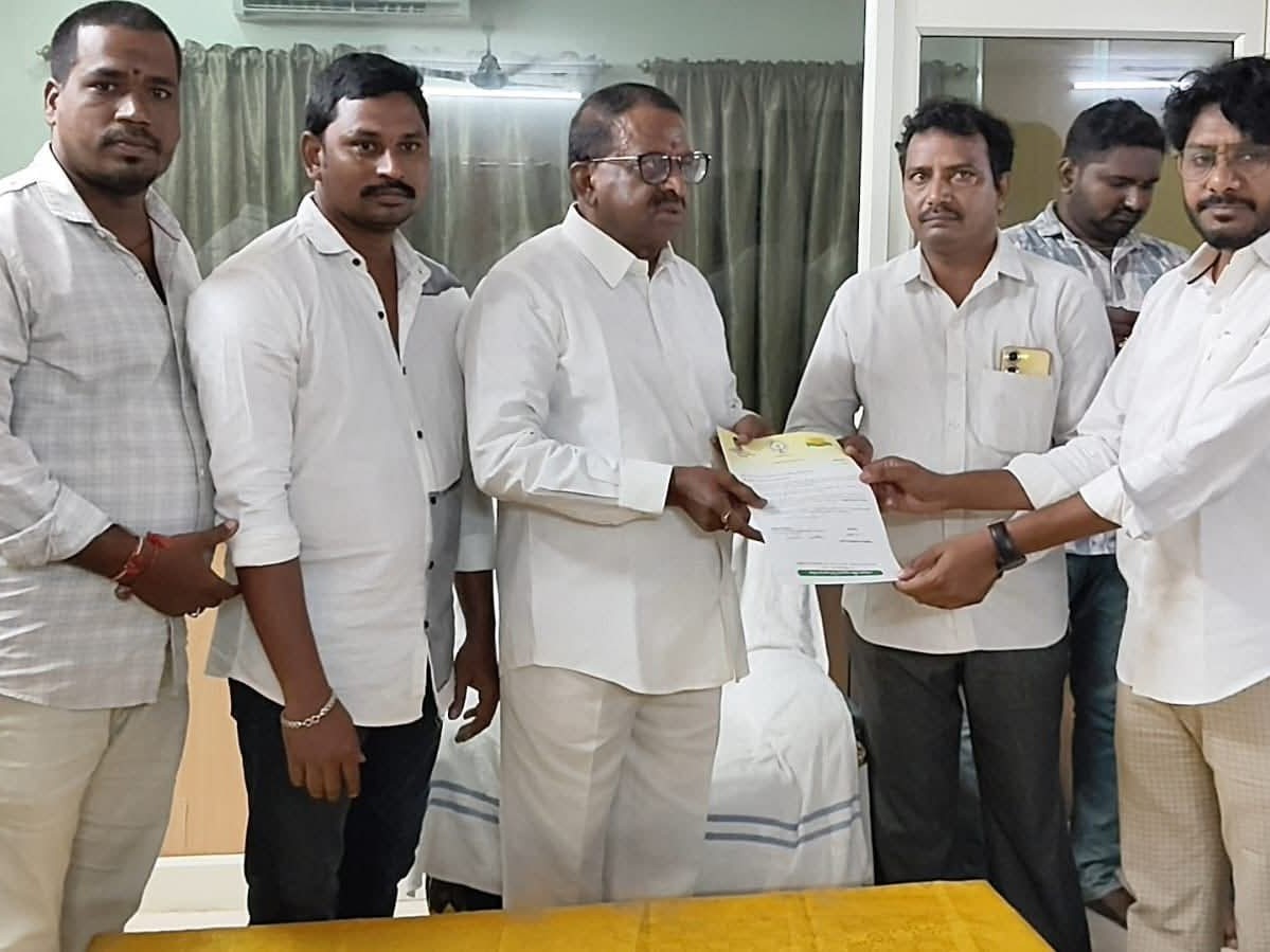 సీఎం రిలీఫ్ ఫండ్ చెక్కులు పంపిణీ చేసిన ఎమ్మేల్యే