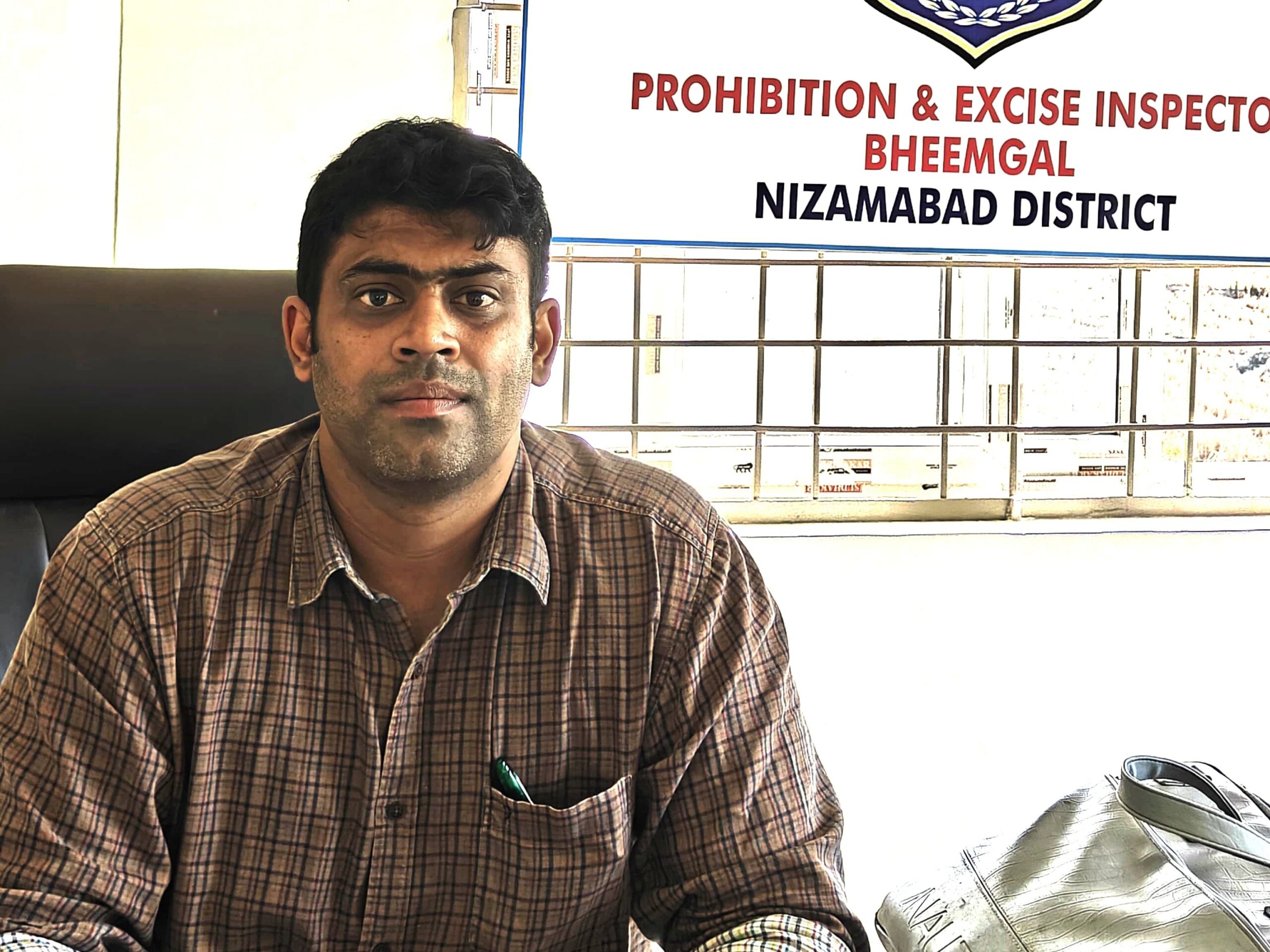 ఎక్సైజ్ ఆఫీస్‌లో వాహనాలం వేలం పాట: సీఐ