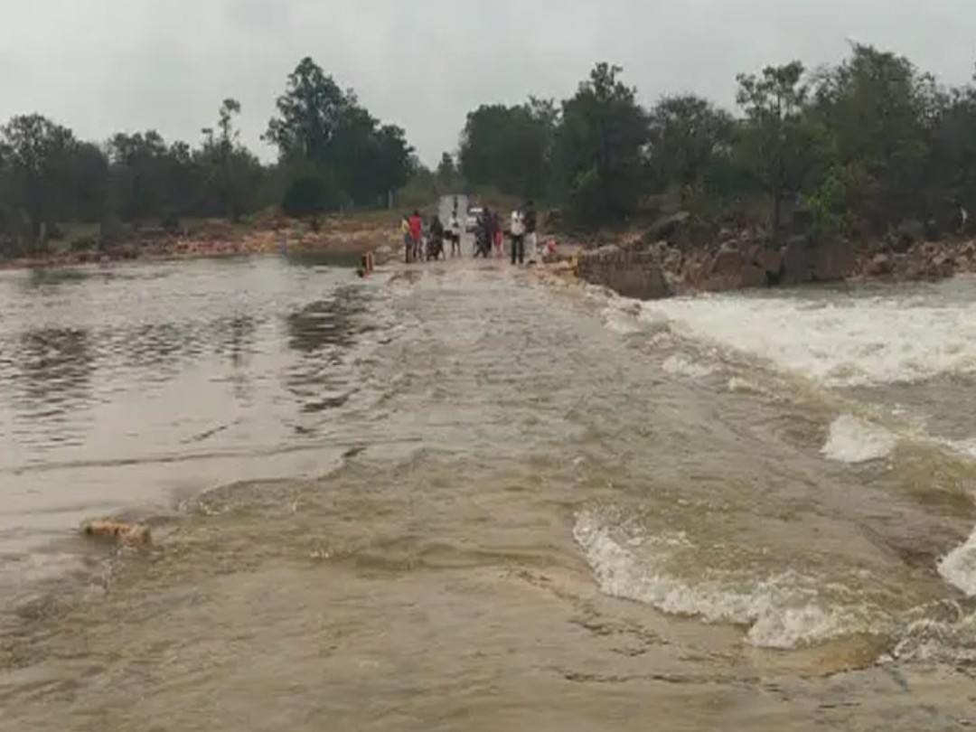 పొంగి పొర్లుతున్న వరద.. రాకపోకలకు అంతరాయం