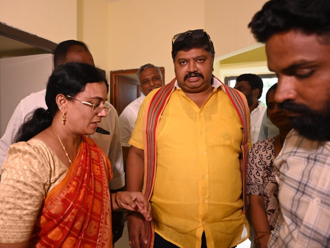 ‘సెంట్రల్ లైటింగ్ ప్రారంభించిన ఎమ్మెల్యే’