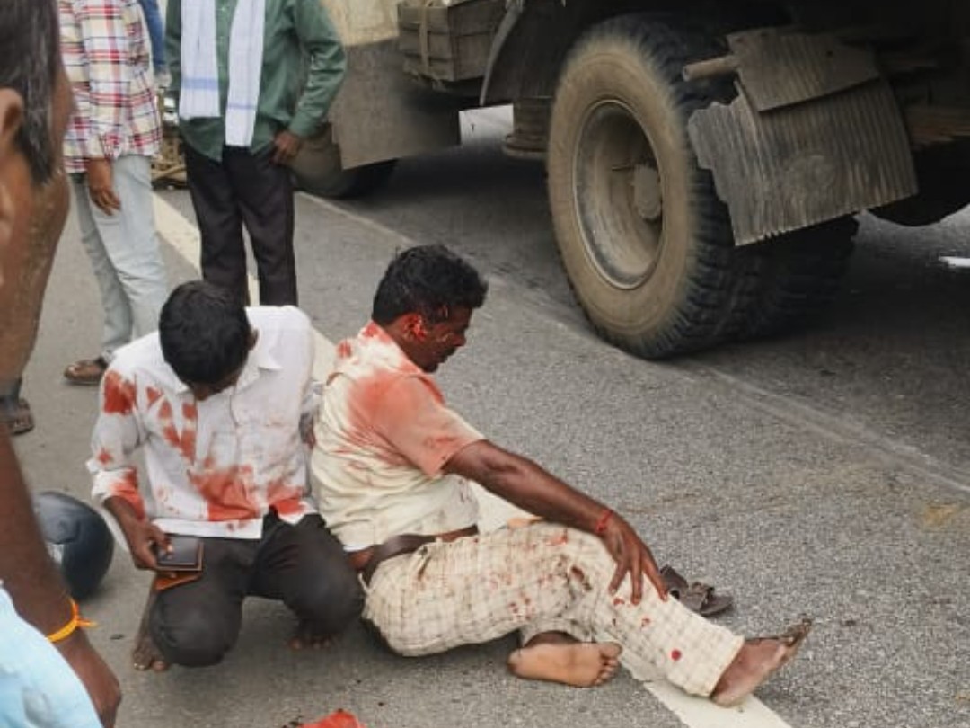 రోడ్డు ప్రమాదం.. బైక్‌ను ఢీకొట్టిన లారీ