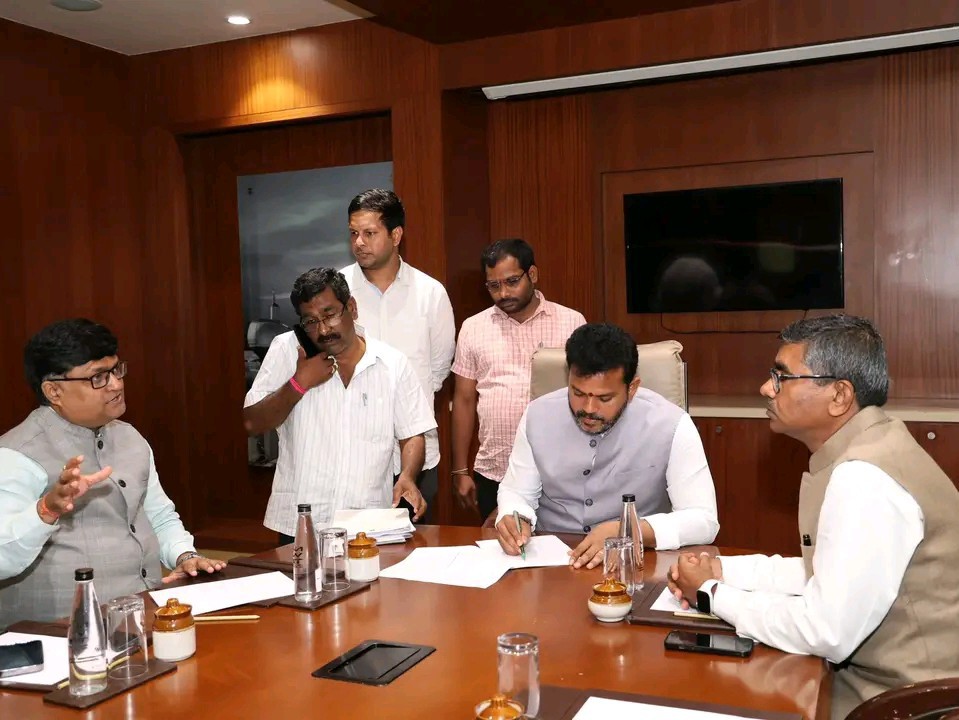 ‘జిల్లా రైల్వే అభివృద్ధిపై ప్రత్యేక దృష్టి సారించాలి’