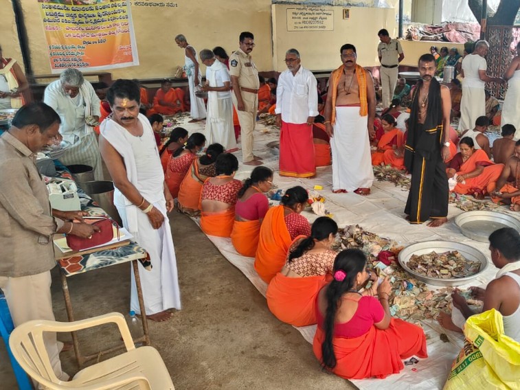 కొత్తూరు స్వామి ఆలయంలో హుండీ లెక్కింపు