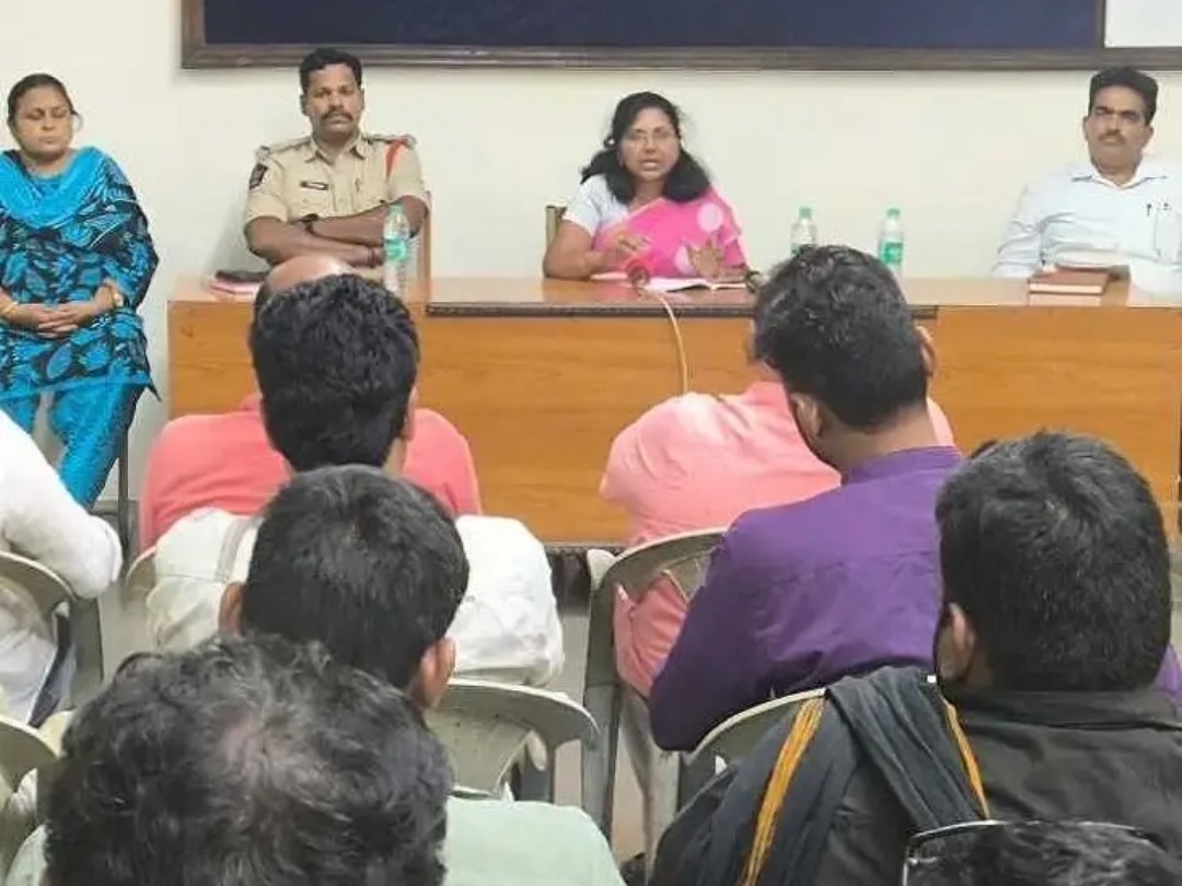 ‘బస్టాండ్ ఆవరణలో MRP ధరలకే అమ్మాలి’