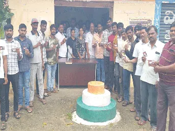 ఎలక్ట్రీషియ‌న్లు, ప్లంబ‌ర్ల‌కు పోస్ట‌ల్ బీమా కార్డుల అంద‌జేత‌